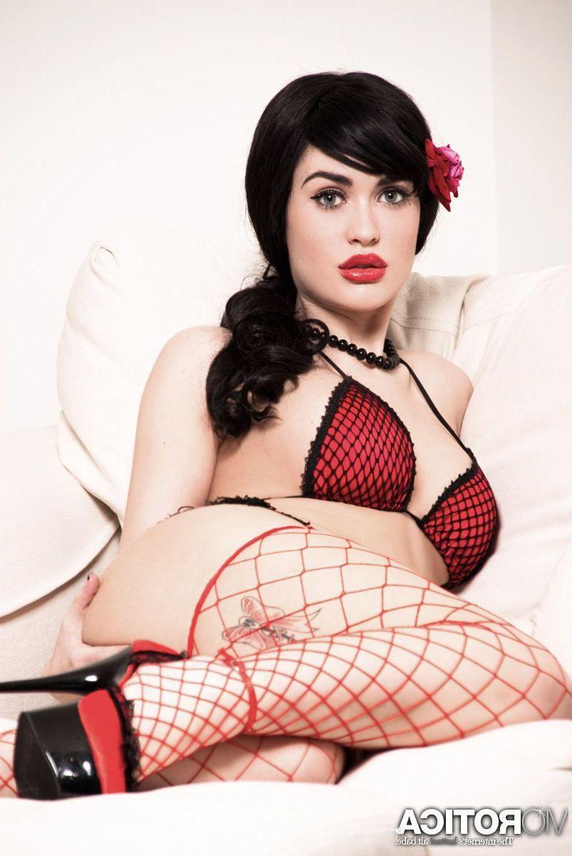 12P Pictures of teen Viorotica giving you a hot pinup tease