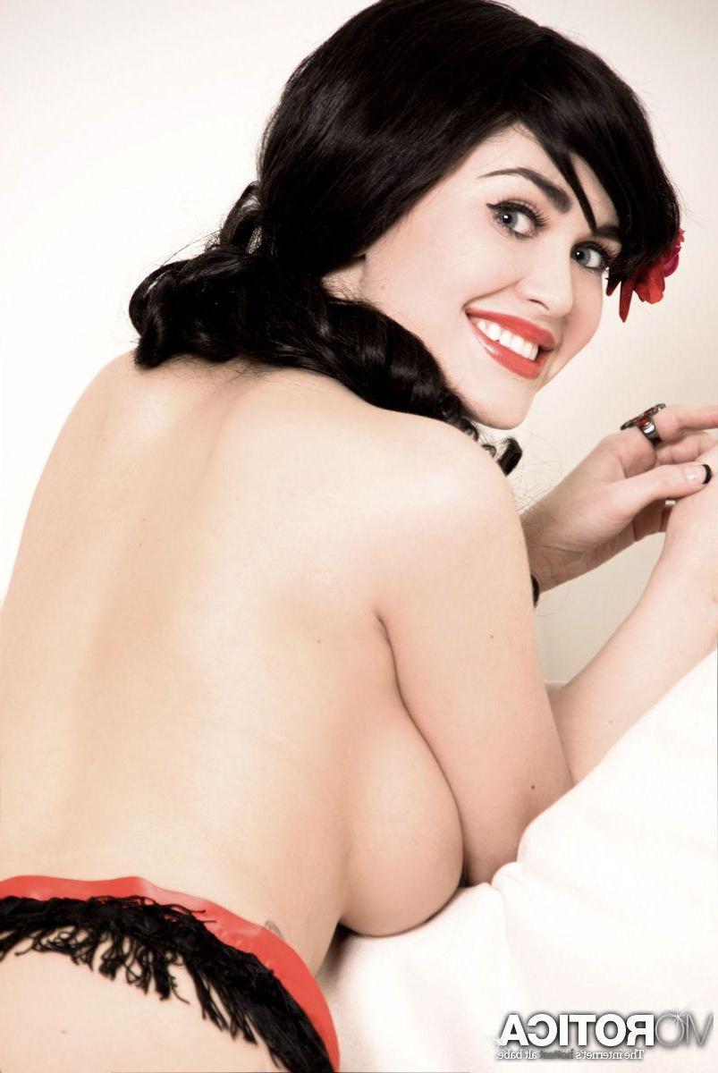 12P Pictures of teen Viorotica giving you a hot pinup tease