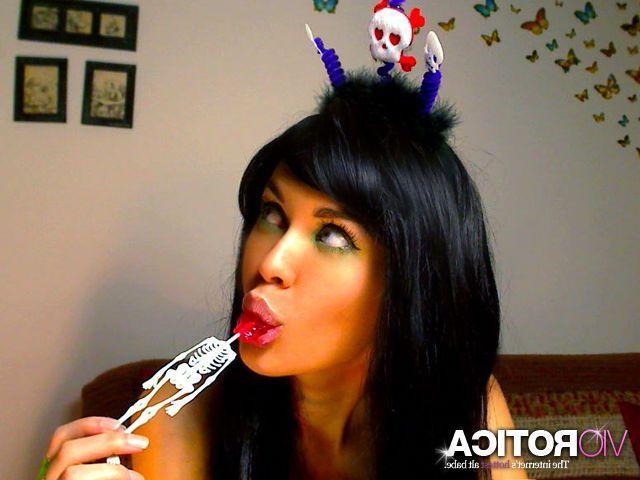 15P Pictures of teen chick Viorotica sucking on something hard