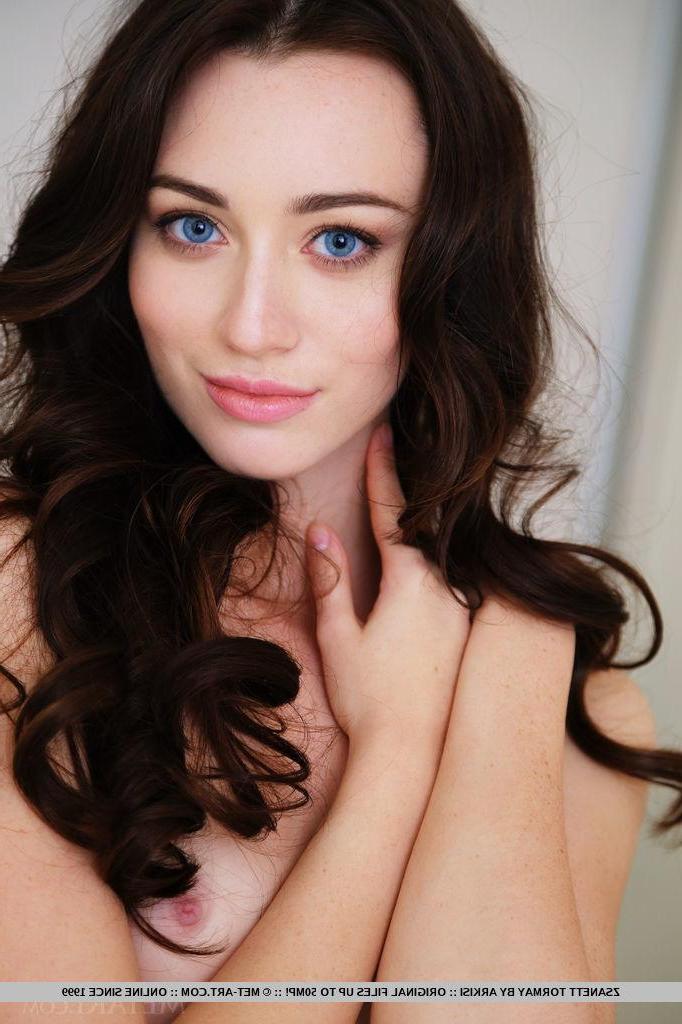 18P Stunning girl Zsanett Tormay gets naked and waits for you in bed in "Tarca"