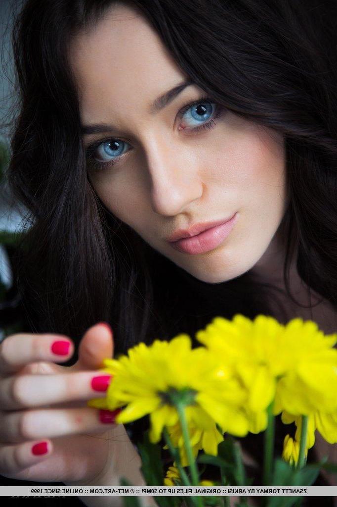 18P Pictures of gorgeous girl Zsanett Tormay displaying her perfect body
