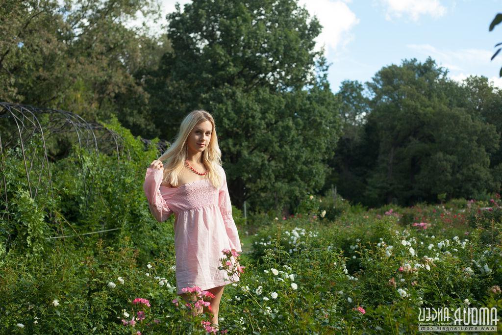 20P Blonde beauty Dolly gets naked for you outside in Smell of Roses