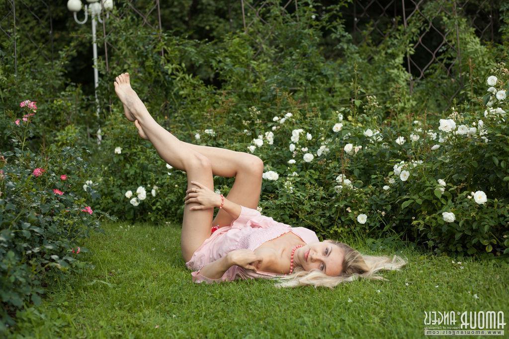 20P Blonde beauty Dolly gets naked for you outside in Smell of Roses