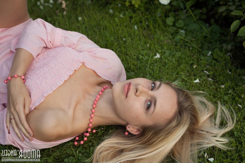 20P Blonde beauty Dolly gets naked for you outside in Smell of Roses