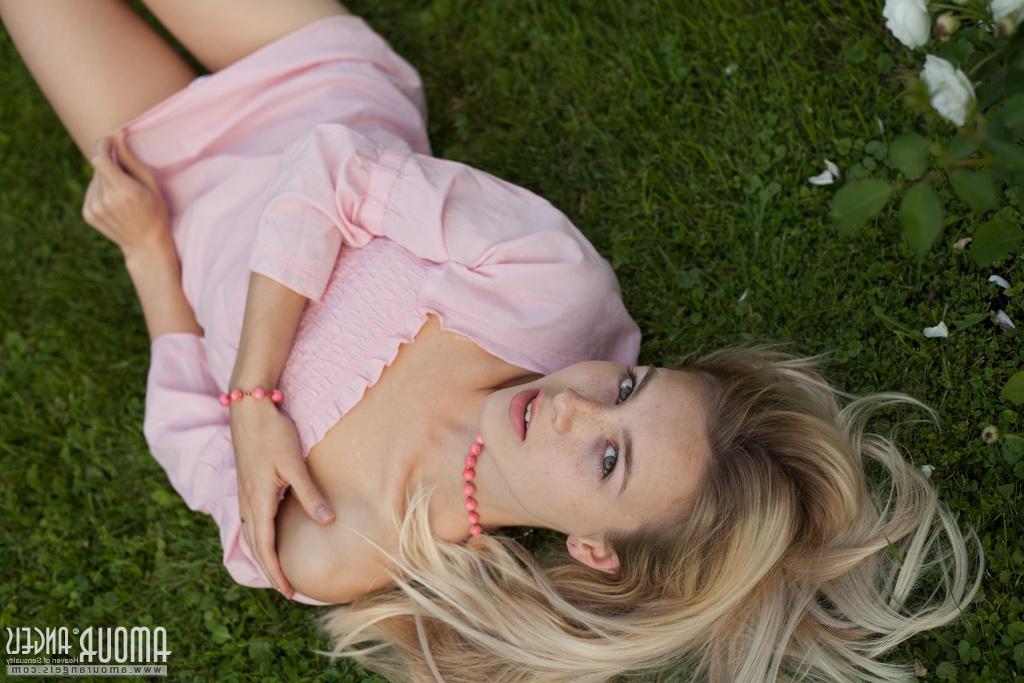 20P Blonde beauty Dolly gets naked for you outside in Smell of Roses