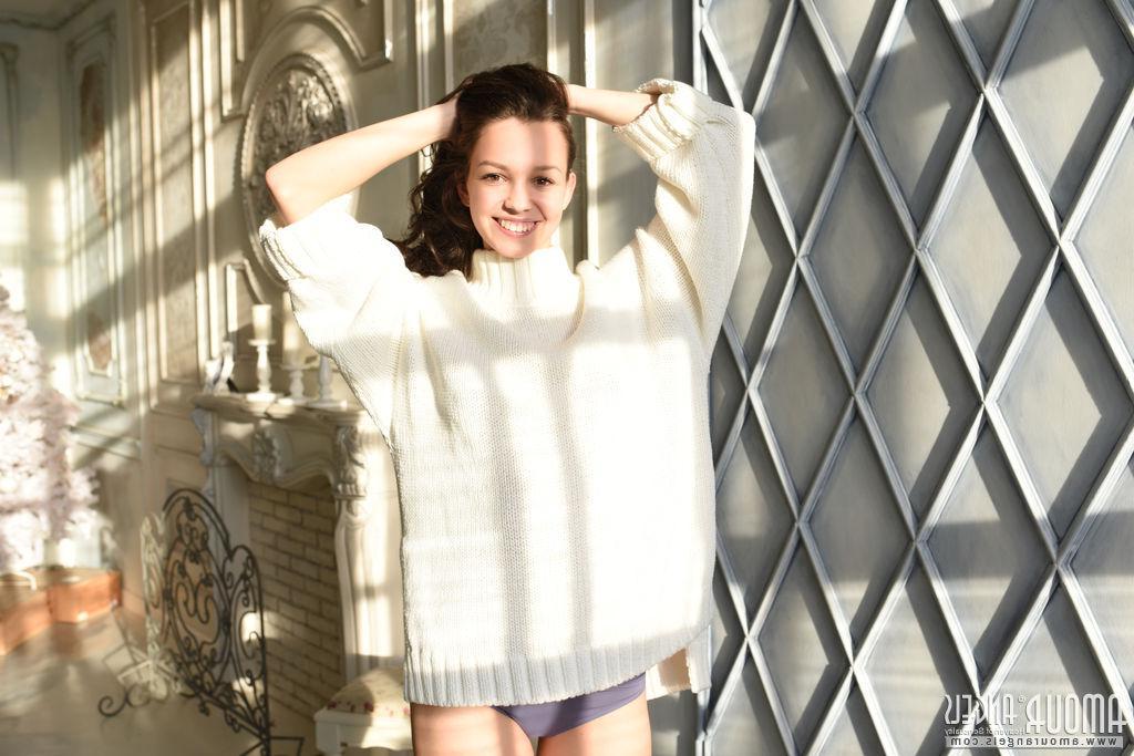 20P Hot teen Starlet gives you her tight pussy at home