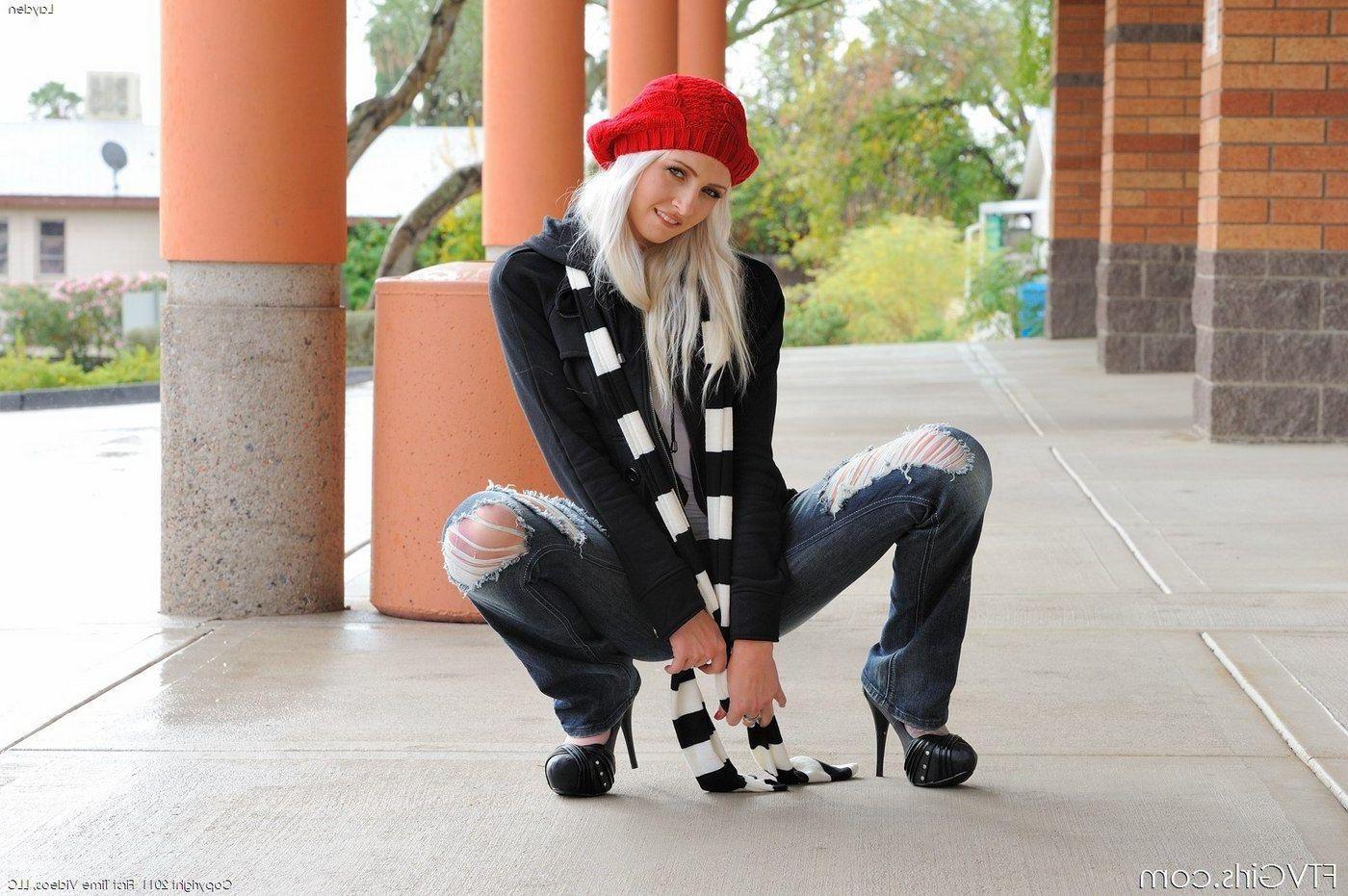 16P Pictures of blonde teen Layden ready to fuck your brains out