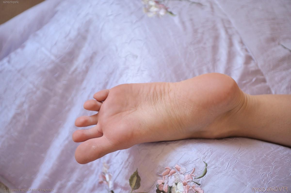 20P Pictures of teen cutie Stephanie ready to fuck in bed