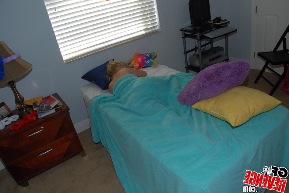 12P Blonde girlfriend films a hot sex tape at home