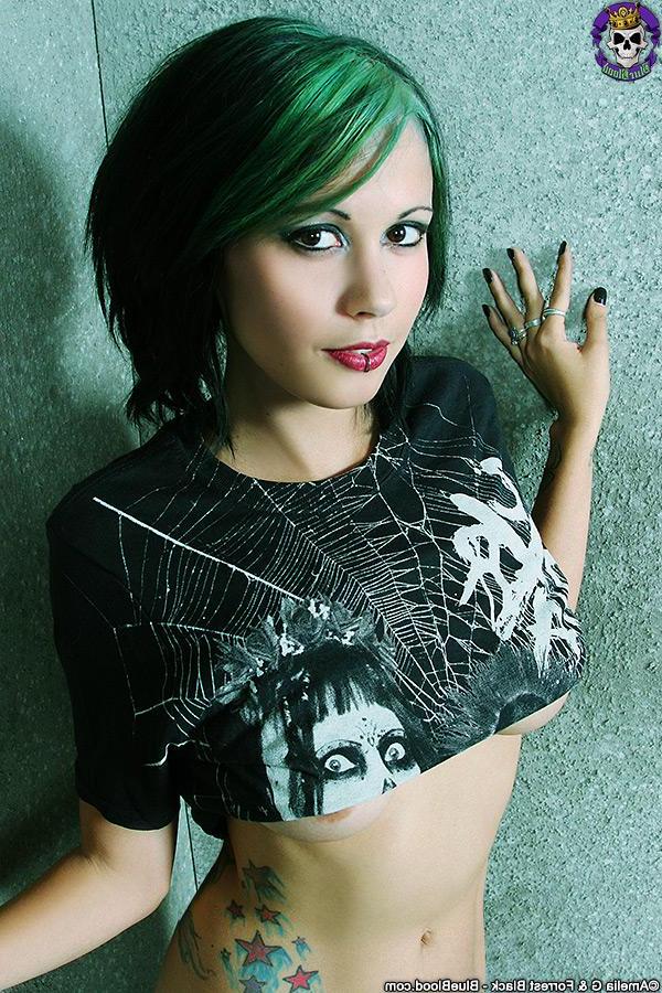 15P Goth rocker Scarlet Starr shows off her amazing tits just for you