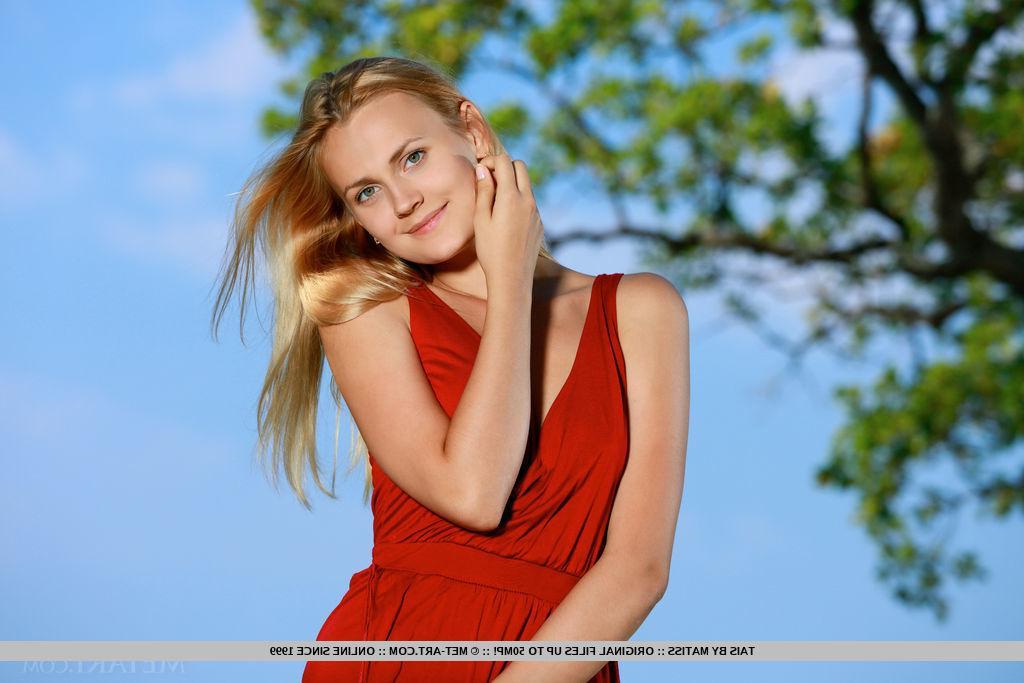 18P Beautiful blonde girl Tais gets naked for you outside in "Jyncora"