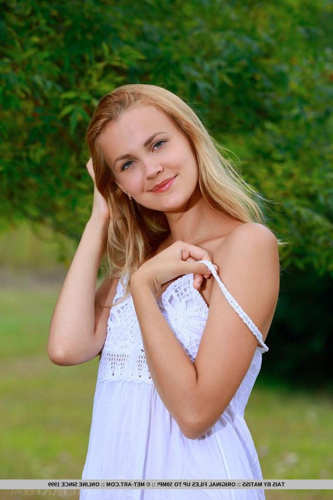 18P Beautiful blonde Tais flaunts her hot nude body outside