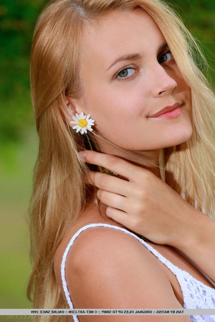 18P Beautiful blonde Tais flaunts her hot nude body outside