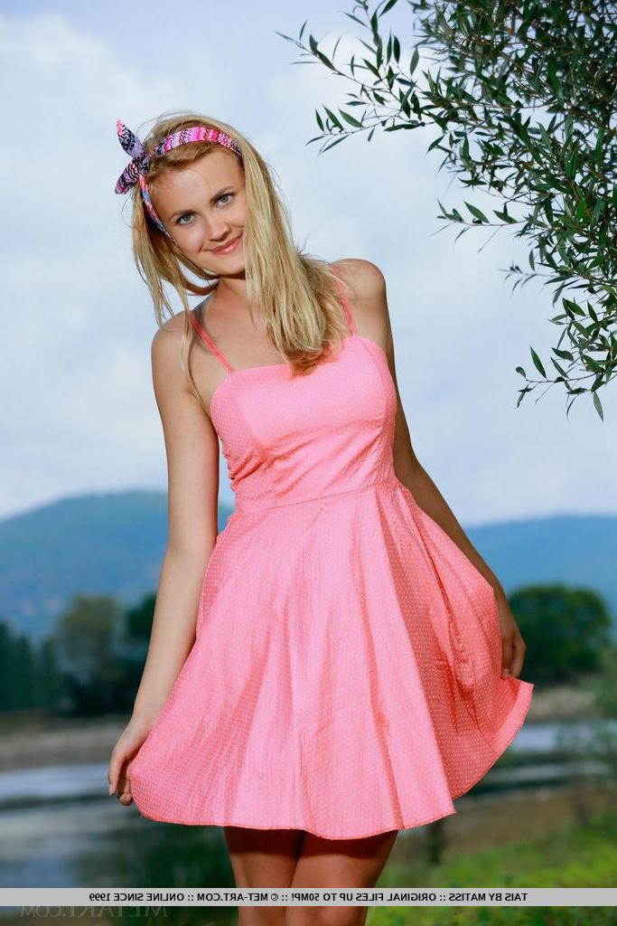 18P Blonde bombshell Tais strips naked for you outside in "Lyniot"
