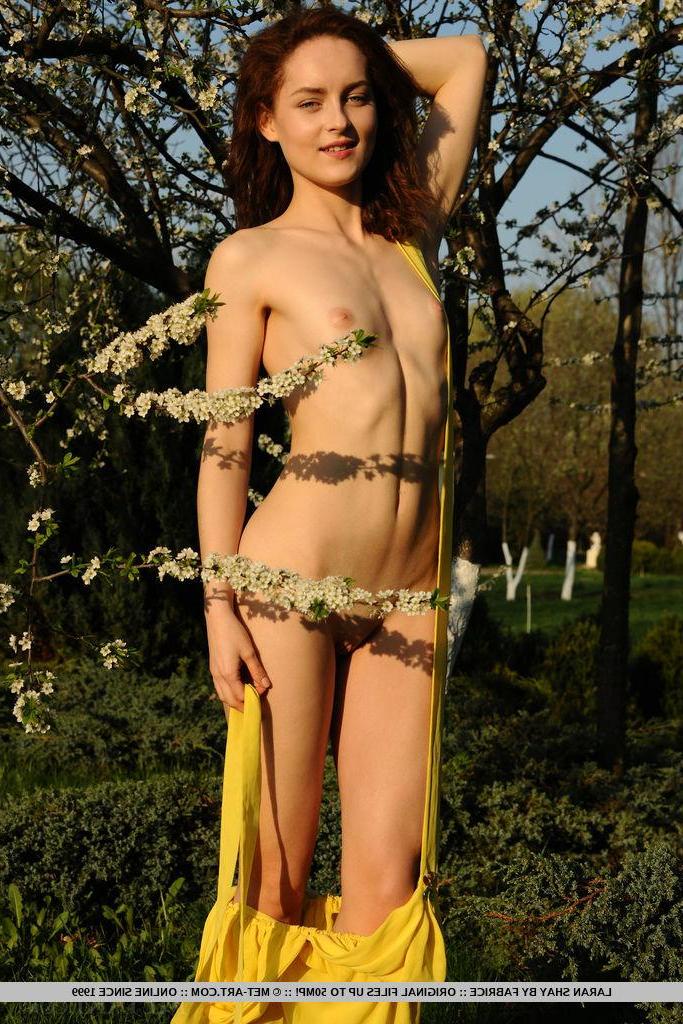 18P Beautiful girl Laran Shay gets naked at the park