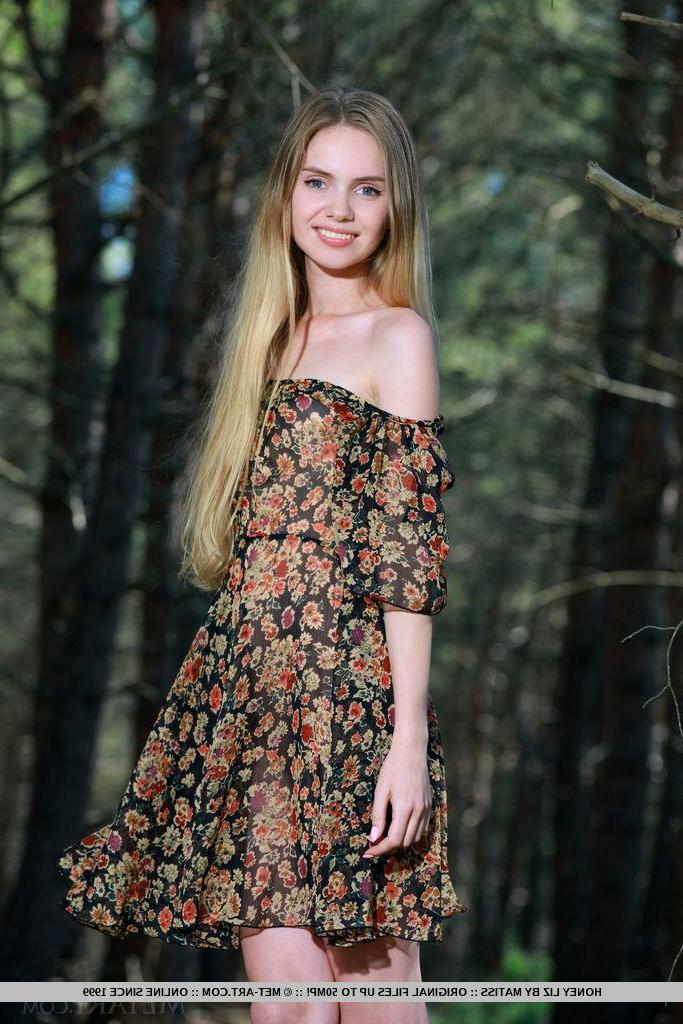 18P Blonde babe Honey Liz invites you on a romantic picnic in "Lestema"