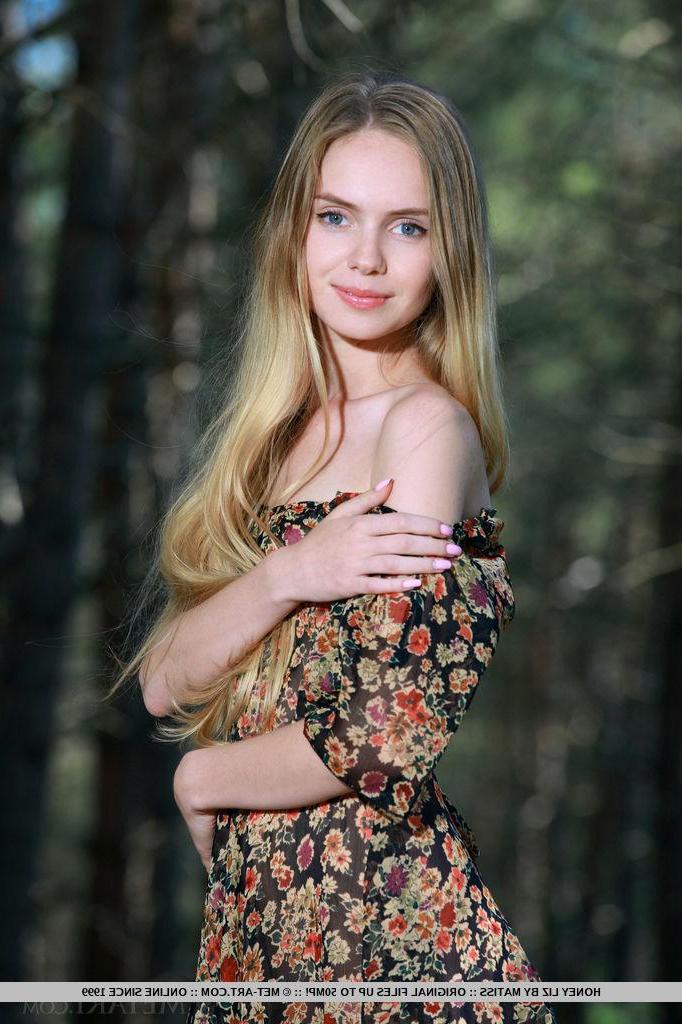18P Blonde babe Honey Liz invites you on a romantic picnic in "Lestema"