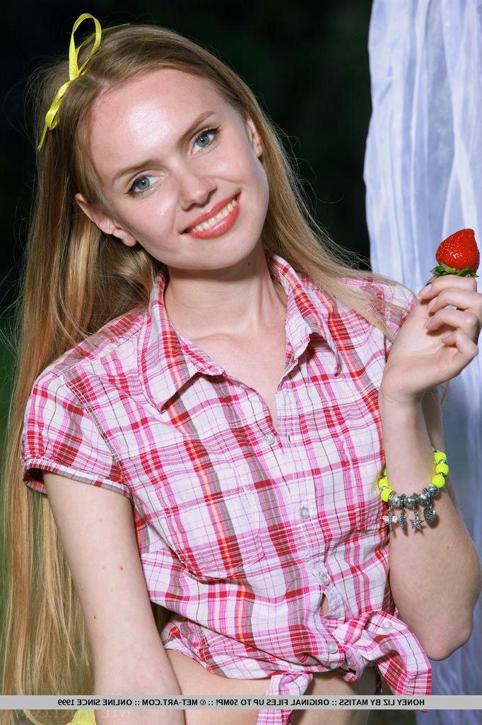 18P Beautiful blonde teen Honey Liz invites you on a private picnic in "Laferin"