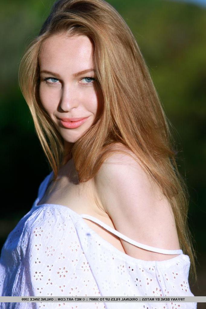 18P Beautiful girl Tiffany Bene gets completely naked outside