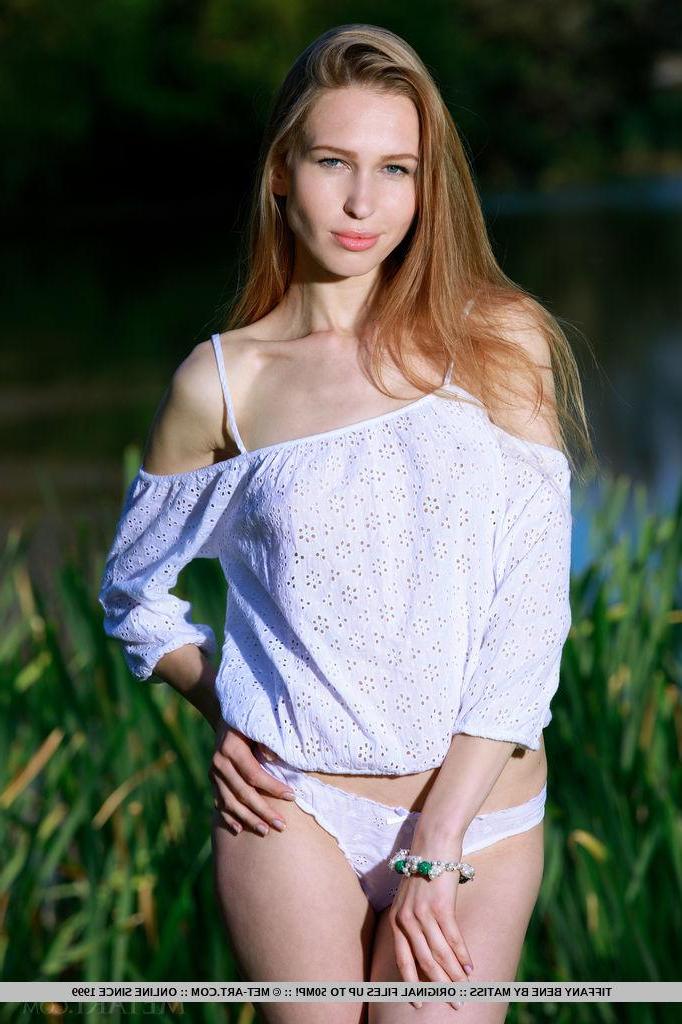 18P Beautiful girl Tiffany Bene gets completely naked outside