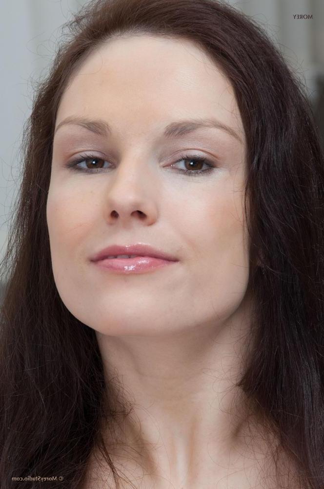 10P Das brünette Model Marlene zieht ihr Höschen zur Seite, um dir ihre enge Muschi zu zeigen