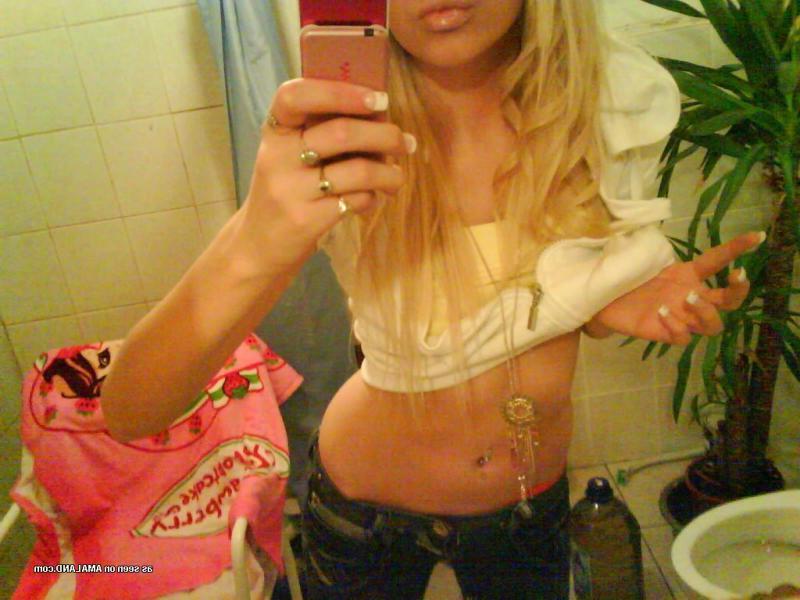 14P Pictures of a gorgeous blonde alternative gf taking pics of herself