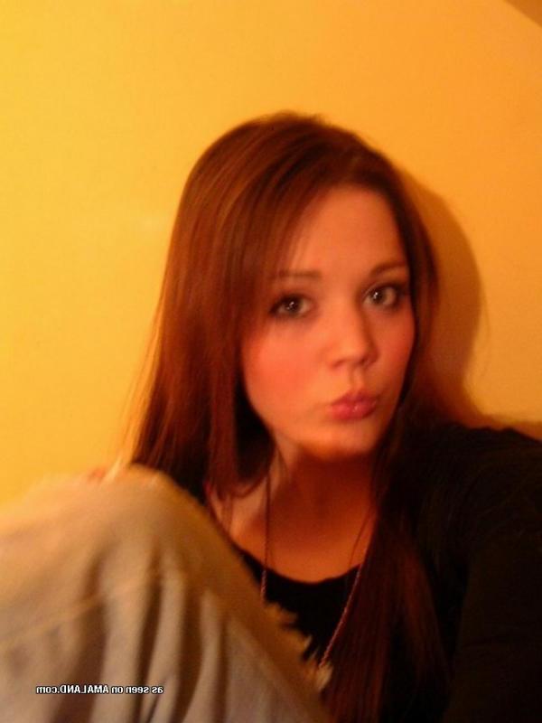 14P Naughty non-nude girlfriend posing sexy on cam