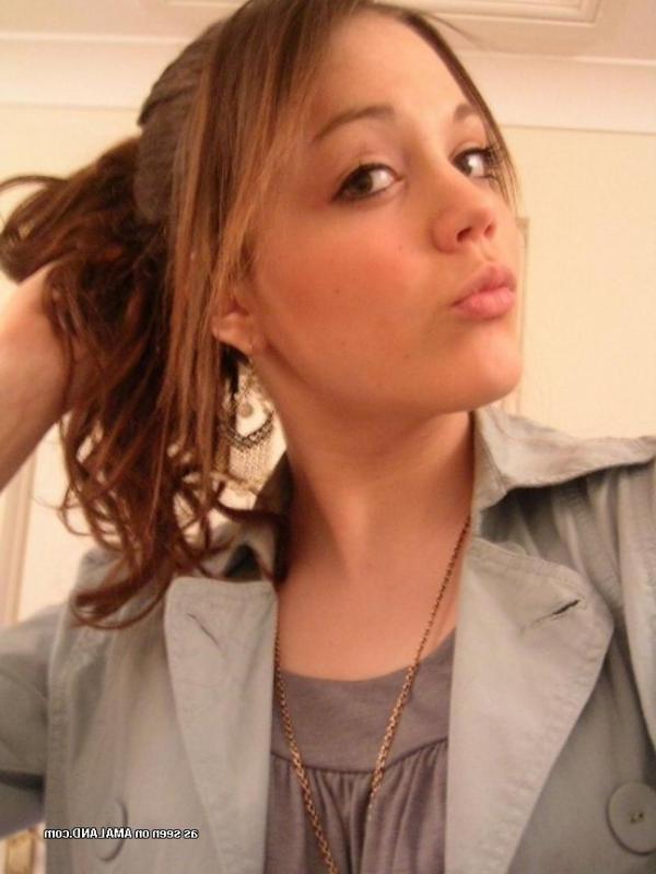 14P Naughty non-nude girlfriend posing sexy on cam