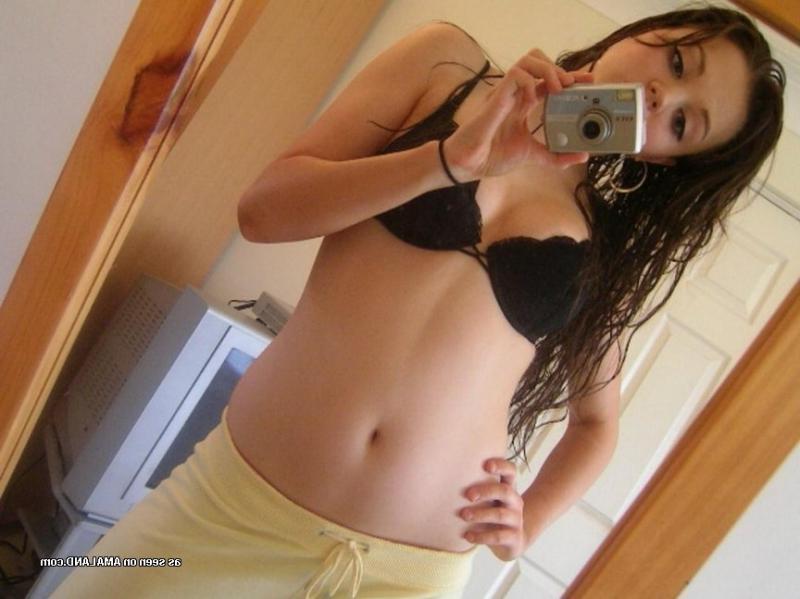 14P Naughty non-nude girlfriend posing sexy on cam