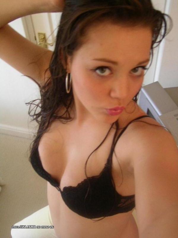 14P Naughty non-nude girlfriend posing sexy on cam