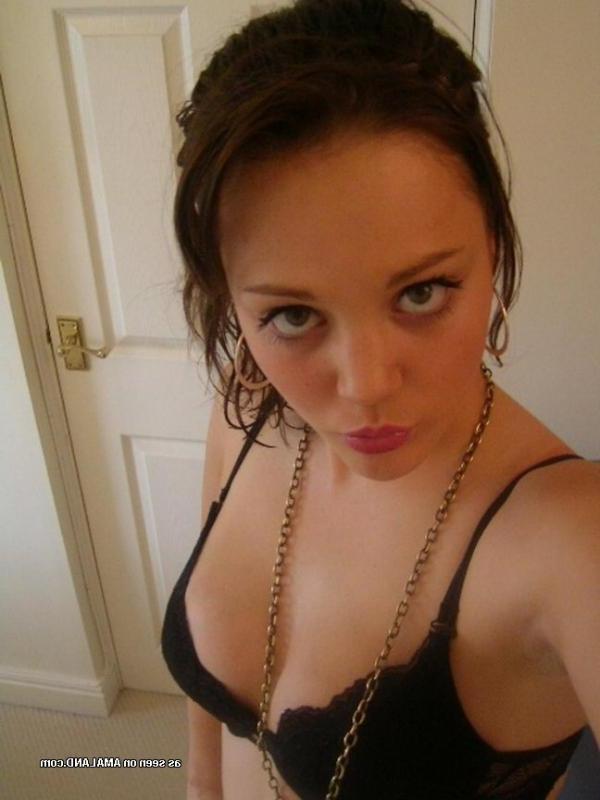 14P Naughty non-nude girlfriend posing sexy on cam
