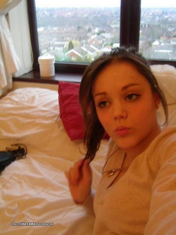 14P Naughty non-nude girlfriend posing sexy on cam