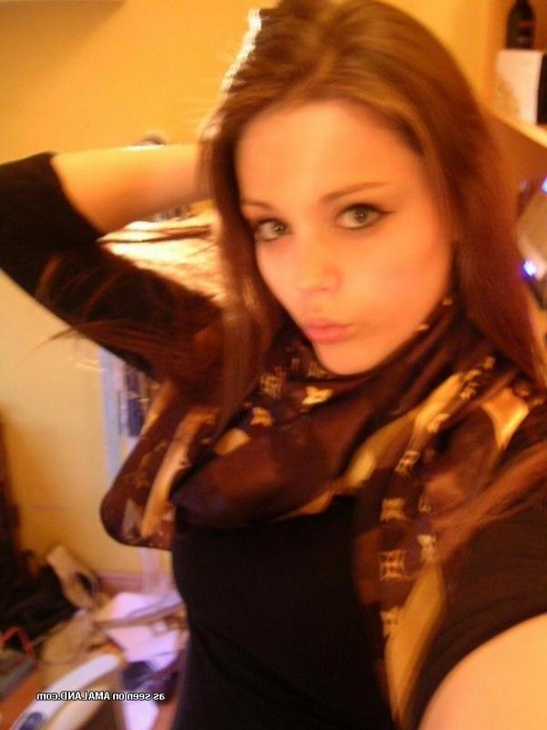 14P Naughty non-nude girlfriend posing sexy on cam