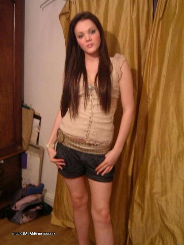 14P Naughty non-nude girlfriend posing sexy on cam