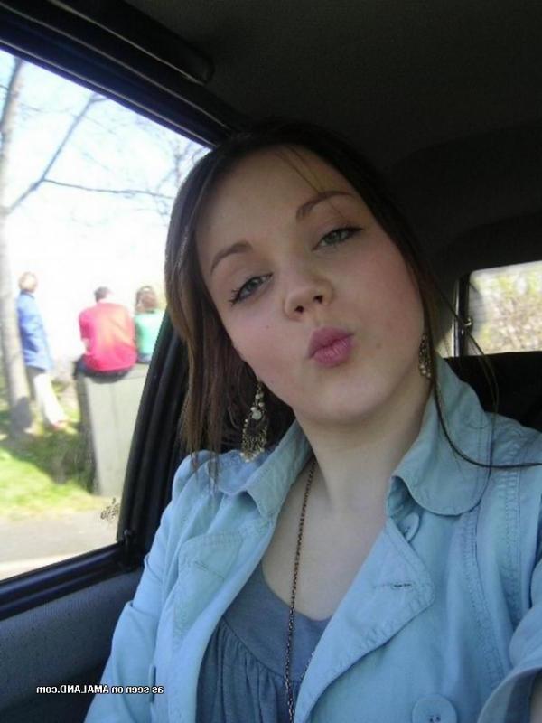 14P Naughty non-nude girlfriend posing sexy on cam