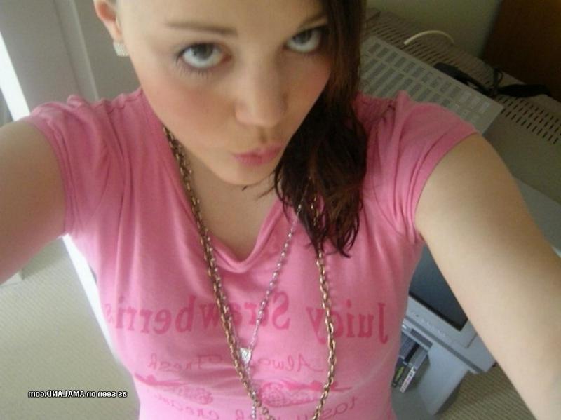 14P Naughty non-nude girlfriend posing sexy on cam