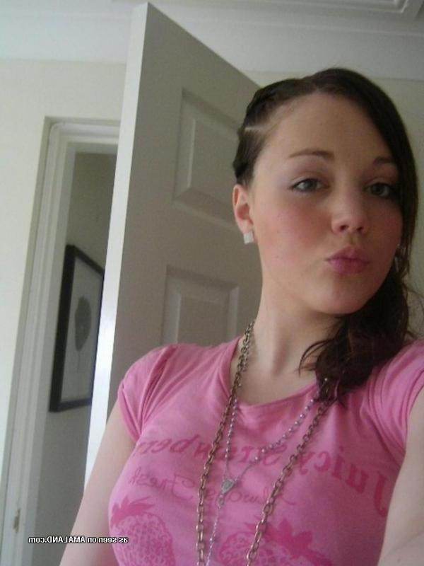14P Naughty non-nude girlfriend posing sexy on cam