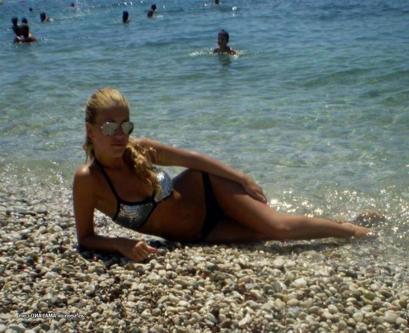 14P Hot pics of non-nude amateur chicks posing for the cam