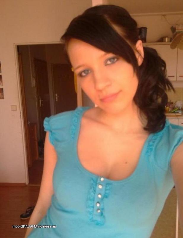 14P Selection of non-nude sexy girlfriends posing for the cam