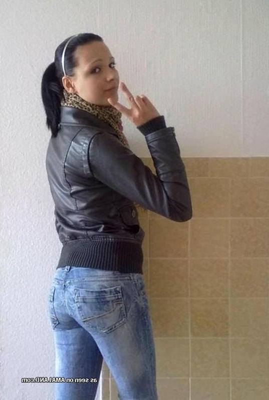 14P Selection of non-nude sexy girlfriends posing for the cam