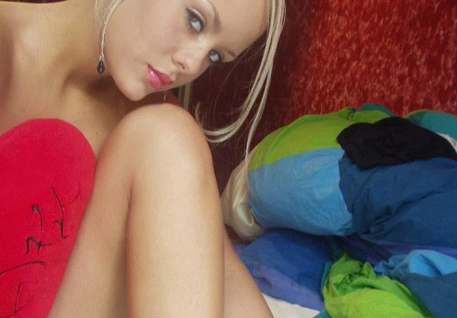 16P Pictures of a super hot blonde girlfriend taking pics of herself