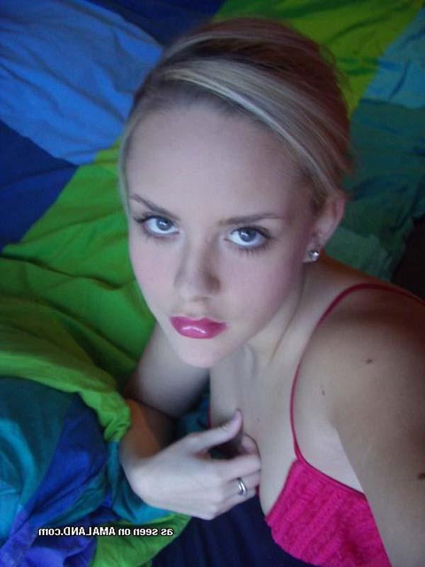 16P Pictures of a super hot blonde girlfriend taking pics of herself