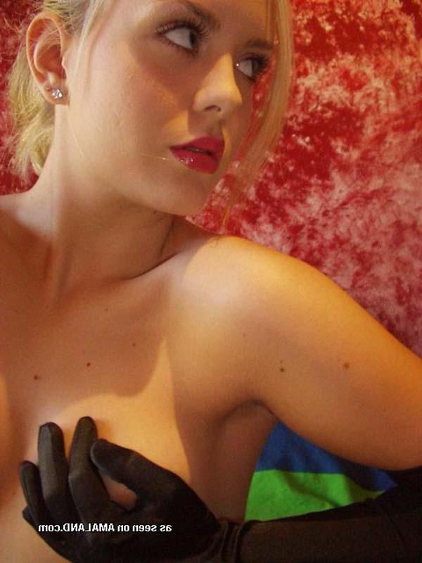 16P Pictures of a super hot blonde girlfriend taking pics of herself
