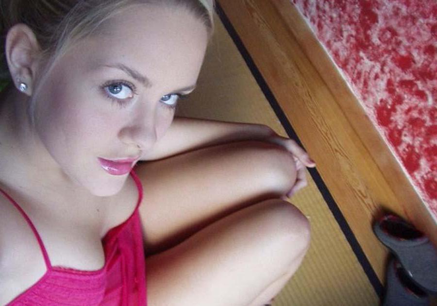 16P Pictures of a super hot blonde girlfriend taking pics of herself