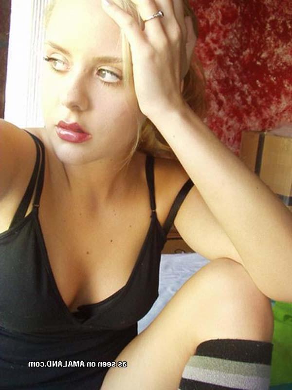 16P Pictures of a super hot blonde girlfriend taking pics of herself
