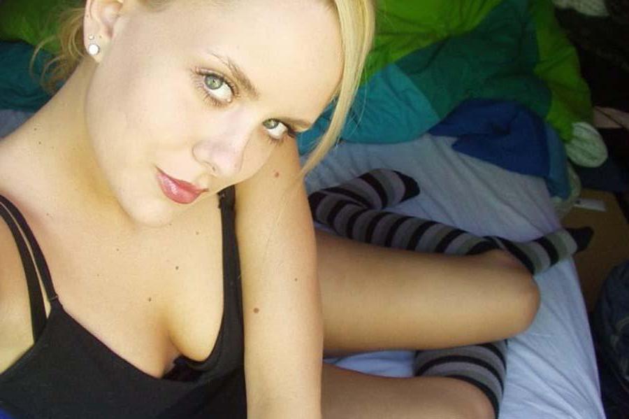 16P Pictures of a super hot blonde girlfriend taking pics of herself