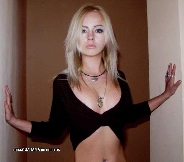 14P Pictures of a blonde bombshell gf showing off in bikinis and lingerie