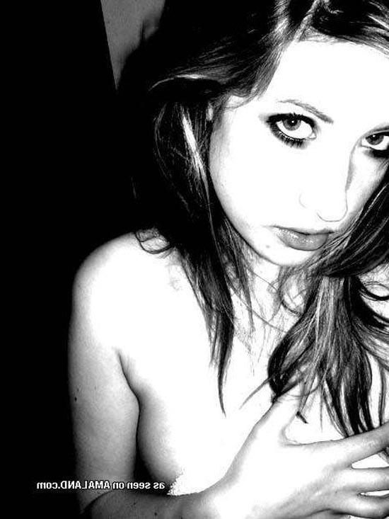 15P Artsy non nude shots from this brunette bombshell