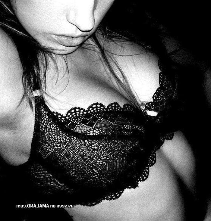 15P Artsy non nude shots from this brunette bombshell