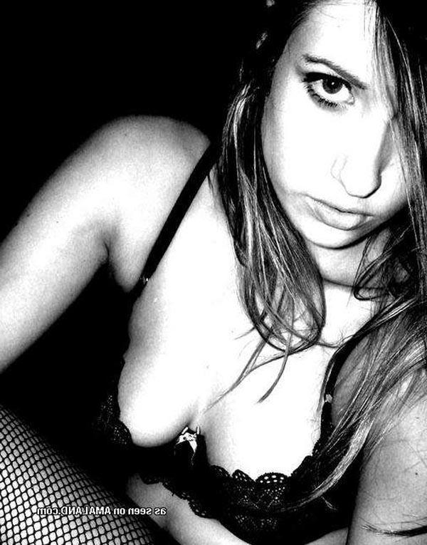 15P Artsy non nude shots from this brunette bombshell